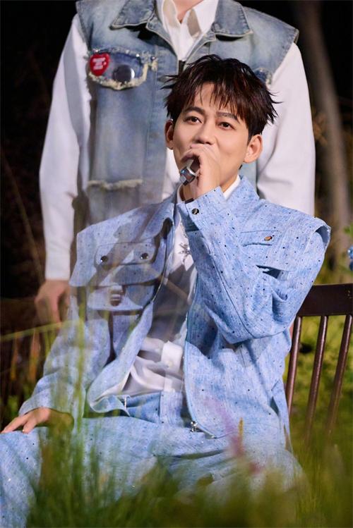 苏醒《披荆斩棘2025》总决赛再展创作实力 《路过人间》诠释人生态度 (6).jpg